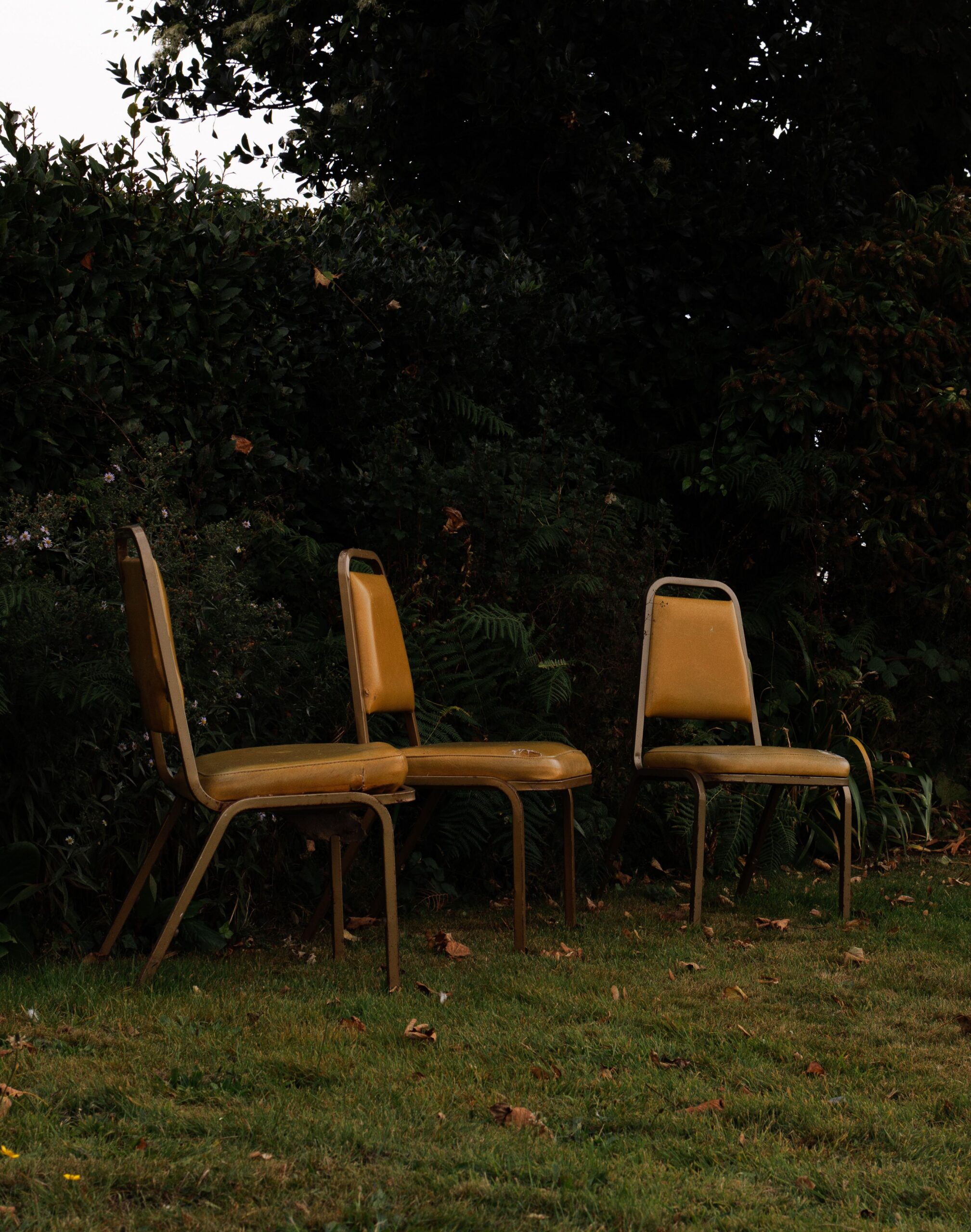 an end-of-summer get-together around a table in the evening | Well Sortd